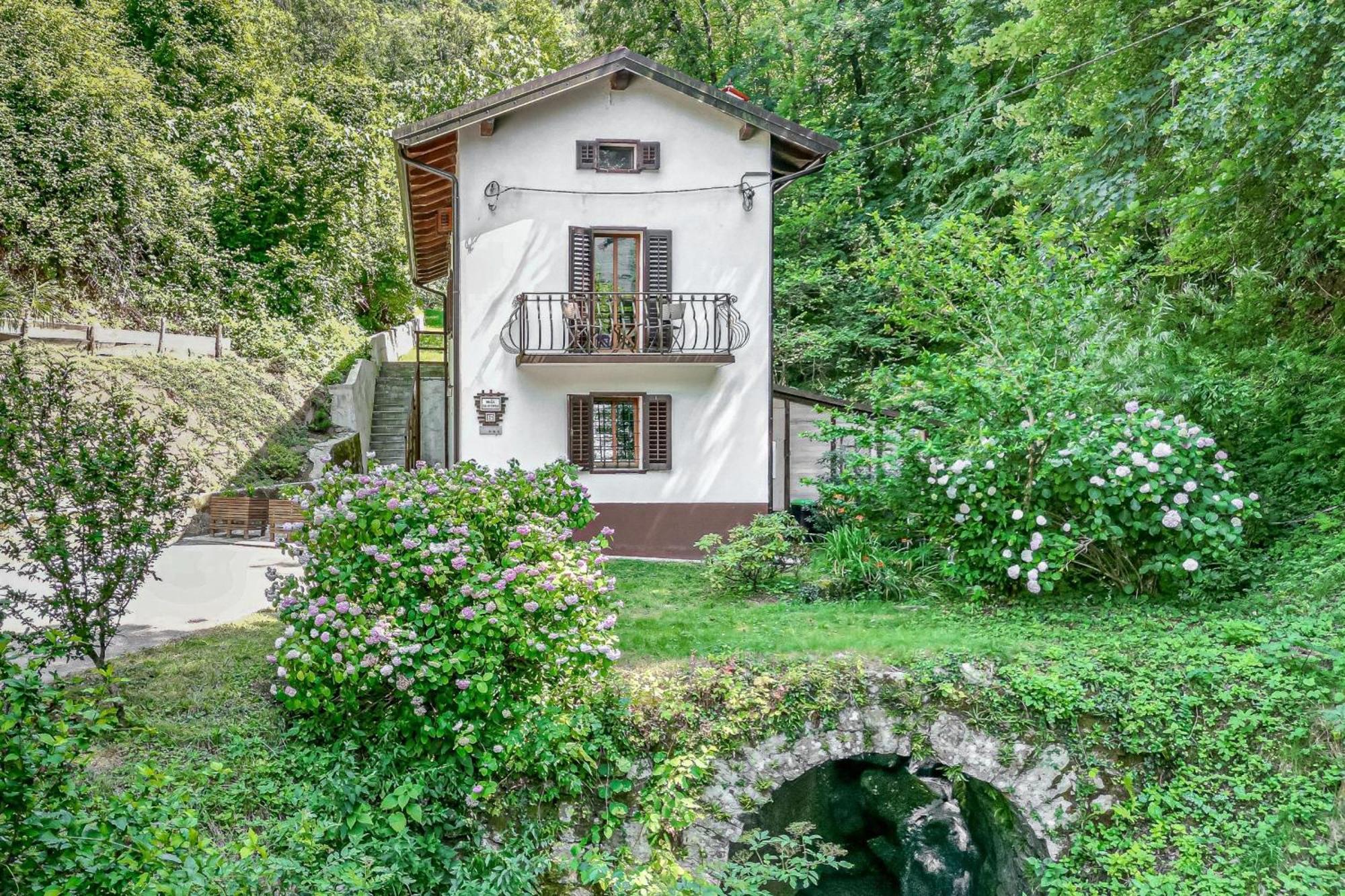 House By The Stream - Happy Rentals Avce Exterior photo